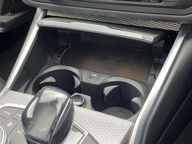 輸入車ディーラー採用のドライブレコーダーも選べます。万が一の事故際のお守りとしていかがでしょうか？その他さまざまなオプションをご用意しております。