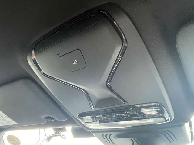 輸入車ディーラー採用のドライブレコーダーも選べます。万が一の事故際のお守りとしていかがでしょうか？その他さまざまなオプションをご用意しております。