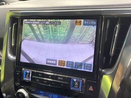 【バックカメラ】駐車時に後方がリアルタイム映像で確認できます。大型商業施設や立体駐車場での駐車時や、夜間のバック時に大活躍！運転スキルに関わらず、今や必須となった装備のひとつです！