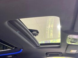 【サンルーフ】開放感たっぷりの希少装備、サンルーフが装着されています！車内に明かりを取り入れたり景色を楽しむ以外にも、車内の空気も簡単に換気できて快適です！