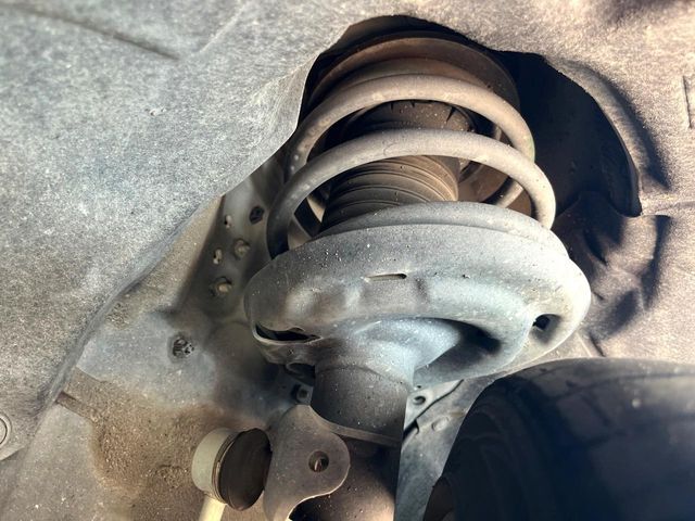 お車を安心してお乗りいただく為には、足回りの定期点検が欠かせません。サービスサポート（有償保証）では無料点検もご提供しており、安心のカーライフをお過ごしいただけるサポート体制が整っています。