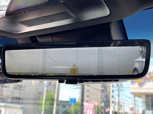 【デジタルインナーミラー】後席の大きな荷物や同乗者で後方が確認しづらい時でも安心！カメラが撮影した車両後方の映像をルームミラー内に表示。クリアな視界で状況の確認が可能です！