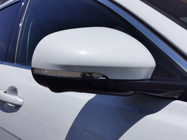 【ブラインドスポットモニター】死角にいる車外の車を検出しドライバーに知らせドライブを車線変更を安全にサポートします。