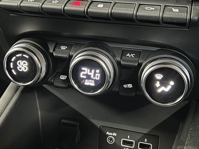 オートエアコン完備　快適な車室温度を自動で調整してくれます