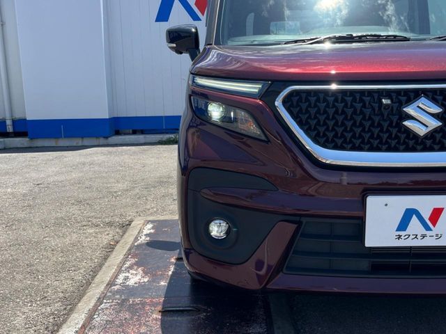 【LEDヘッドライト】悪天候や夜間走行時も良好な視界を確保し安心して運転できる高輝度LEDヘッドライトを装備！点灯速度が早く、消費電力も抑えられています。