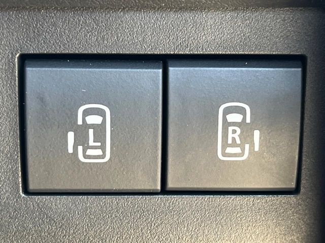 【両側パワースライドドア】スマートキーや運転席のスイッチで後席両側スライドドアの開閉が可能♪電動だから力を入れてドアを開ける必要が無く、小さなお子様でも簡単に開け閉めでき快適です♪