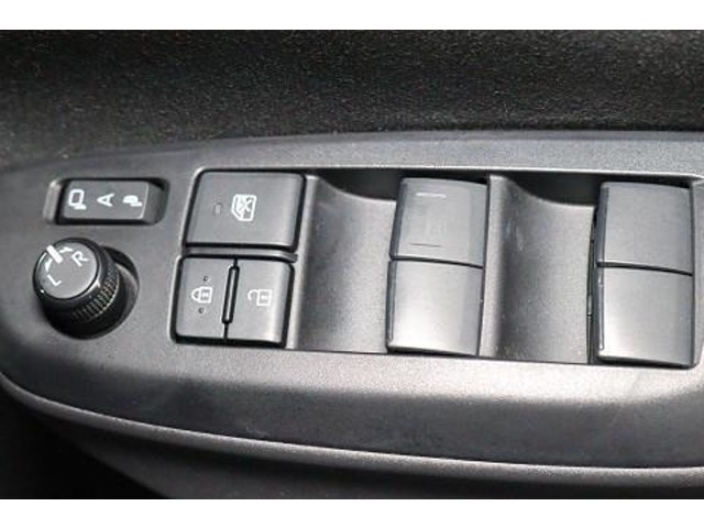 ボタンひとつでドアミラーの開閉操作ができます　狭い道でのすれ違い時などに便利な装備です。