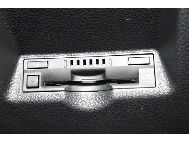 ETC車載器を装備。　高速道路の料金所の通過がスムーズです。