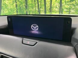 【12.3インチマツダコネクト】車内の雰囲気にマッチした大型ディスプレイ。スマホ接続でのナビ使用やBluetooth再生等、様々な機能が楽しめます。直感的なダイヤル操作が可能で、使い勝手も良好です。