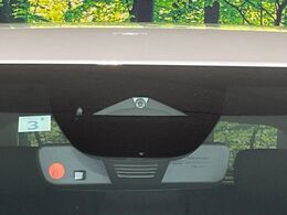 【スマートブレーキサポート】走行中に前方の車両等を認識し、衝突しそうな時は警報とブレーキで衝突回避と被害軽減をアシスト。より安全にドライブをお楽しみいただけます。