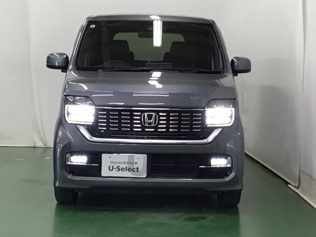 LEDヘッドライトを装備しています。LEDヘッドライトはとても明るく、雨の日や夜間走行も安全・安心です。オートライトコントロール付きで周囲の明るさに応じて自動で点灯・消灯します