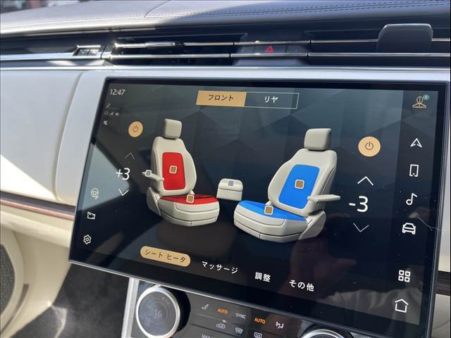 明るく開放的な光を生み出し広々とした空間を演出するパノラミックルーフ！ダークティンテッド強化ガラスは快適な車内温度を維持し日差しの影響を抑えるとともにプライバシーを保つ。電動サンブラインドも装備！