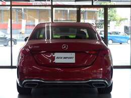 サイド＆リアスカート・Mercedes-Benzロゴ付ブレーキキャリパー・18インチAMG5ツインスポークAW・スターパターングリルが装備され、スポーティーかつ先進性溢れるエクステリアを演出！！