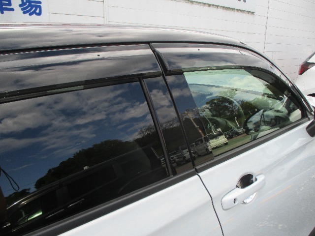 雨の日に便利なサイドバイザー付き♪喫煙者の方も重宝しますね♪