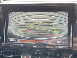 【バックカメラ】駐車時に後方がリアルタイム映像で確認できます。大型商業施設や立体駐車場での駐車時や、夜間のバック時に大活躍！運転スキルに関わらず、今や必須となった装備のひとつです！
