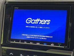 【純正ナビ】人気の純正ナビを装備しております。ナビの使いやすさはもちろん、オーディオ機能も充実！キャンプや旅行はもちろん、通勤や買い物など普段のドライブも楽しくなるはず♪