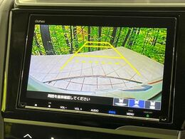 【バックカメラ】駐車時に後方がリアルタイム映像で確認できます。大型商業施設や立体駐車場での駐車時や、夜間のバック時に大活躍！運転スキルに関わらず、今や必須となった装備のひとつです！