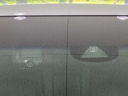 【ホンダセンシング】走行中に前方の車両等を認識し、衝突しそうな時は警報とブレーキで衝突回避と被害軽減をアシスト。より安全にドライブをお楽しみいただけます。