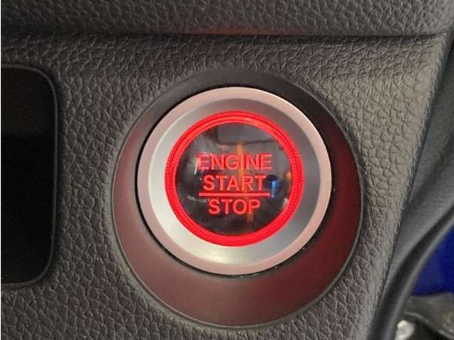 エンジンスタートボタンです。キーが車内にあれば、エンジンの始動・停止はブレーキを踏んでスイッチを押すだけ！キーを取り出す手間を省き、ワンプッシュでエンジンを操作するので簡単でスムーズです。