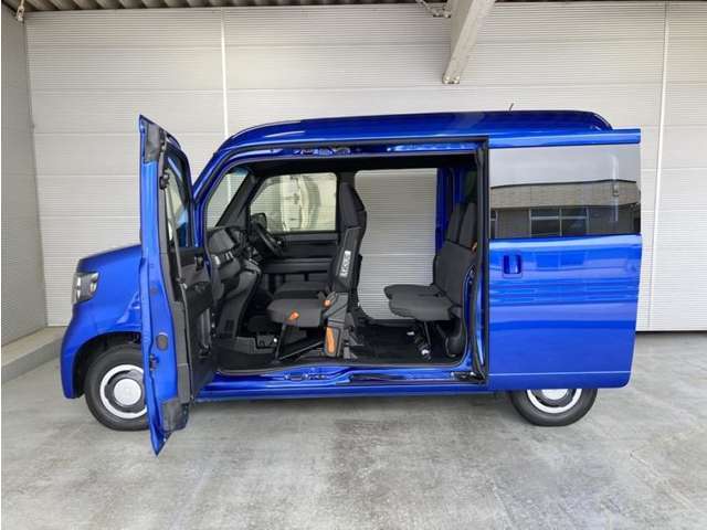 狭いスペースでも、隣の車を気にせず開閉出来るスライドドア。どんな場所でもドアを十分に大きく開くことが出来るので乗り降りや荷物を載せるのに便利です。