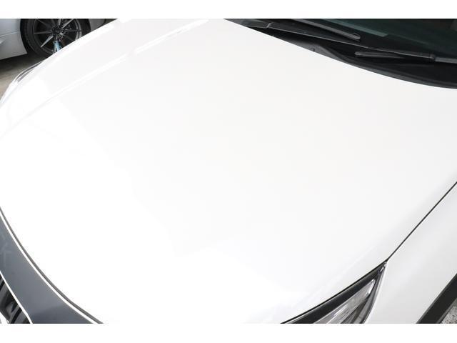 ボンネットに目立つキズやヘコミはありません！