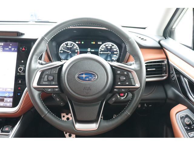 ステアリングも小さめで操作性良好♪パドルシフト標準装備♪テクニカルな走りにも期待です♪ステアリングリモコン・プッシュスタート＆キーレスアクセス・クルコン・Siドライブも装備♪メーターがイイ！