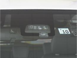 【デュアルセンサーブレーキサポート】フロントガラスに設置された単眼カメラと赤外線センサーで前方の車両や歩行者を検知し、衝突事故時の被害を軽減します。