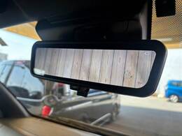 【デジタルインナーミラー】を搭載しております。ミラーにより後方確認ができますので、駐車の際などに役立ちます。