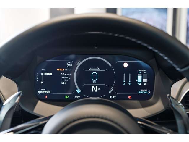 スピードメーターはフロントの高い位置に設定されており、運転しながら視線を落とすことなく様々な情報を確認することができます。