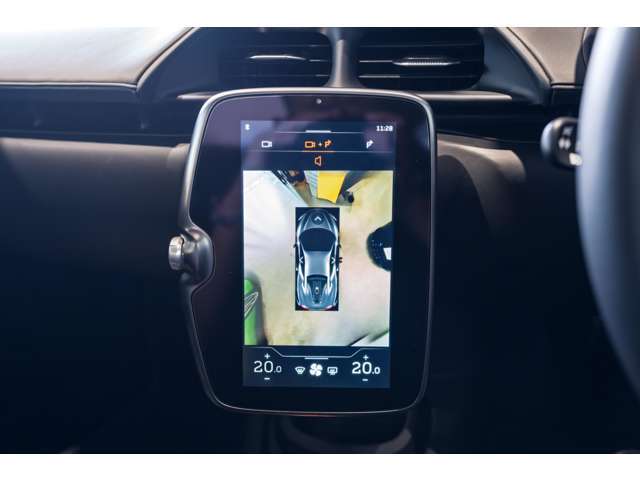 ナビゲーションやエアコンなどの操作は車両中央のパネルにてスマホ感覚で操作頂けるオーナーフレンドリーなお車です。