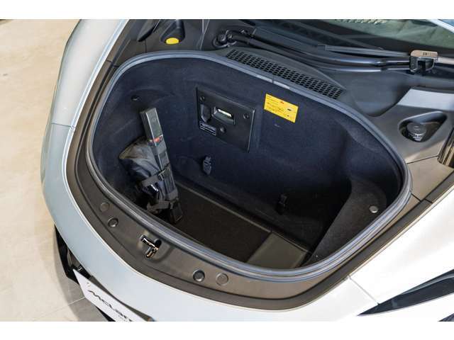 フロントトランクは見た目以上にお荷物を積むことが可能です。