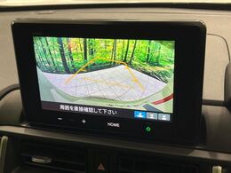 【バックカメラ】駐車時に後方がリアルタイム映像で確認できます。大型商業施設や立体駐車場での駐車時や、夜間のバック時に大活躍！運転スキルに関わらず、今や必須となった装備のひとつです！
