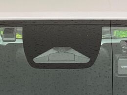 【ホンダセンシング】走行中に前方の車両等を認識し、衝突しそうな時は警報とブレーキで衝突回避と被害軽減をアシスト。より安全にドライブをお楽しみいただけます。