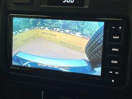 【バックカメラ】駐車時に後方がリアルタイム映像で確認できます。大型商業施設や立体駐車場での駐車時や、夜間のバック時に大活躍！運転スキルに関わらず、今や必須となった装備のひとつです！