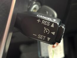 【クルーズコントロール】高速道路もラクラク走行。アクセルを離しても一定速度で走行ができ、長距離運転時の負担を軽減！加速・減速も簡単なスイッチ操作で調整できます。
