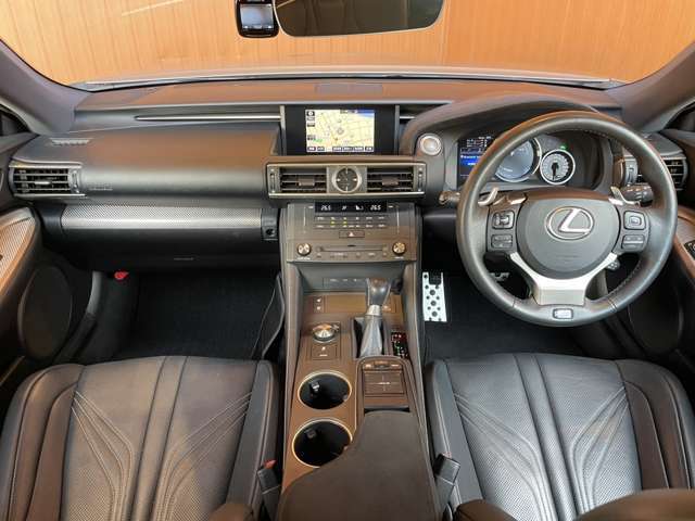 LIBERALAでは多種多様の車種をご用意させていただいております。お客様がご納得いくまで、そのお車の持つ特性を五感すべてで感じ取っていただける場をご提供します。