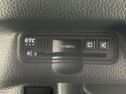 【ETC】有料道路を利用する際に料金所で停止することなく通過できる、ETC車載器（ノンストップ自動料金収受システム機器）が装備されています。セットアップを行うことで利用可能になります。