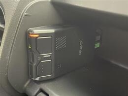 【ETC】有料道路を利用する際に料金所で停止することなく通過できる、ETC車載器（ノンストップ自動料金収受システム機器）が装備されています。セットアップを行うことで利用可能になります。