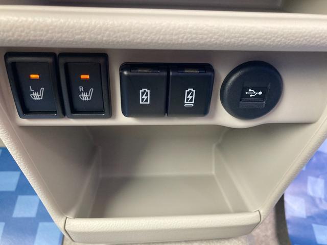 【フロント両席シートヒーター】冬場に重宝します♪車のエアコンではエンジンが暖まるまで暖かい風は出ませんが、電気でシートの中の熱線を暖めるので、エアコンより早く暖まります！