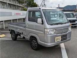 アルミホイール付きで足元の印象が引き締まって見えます。クルマのオシャレも足元から見られるかも知れませんね。