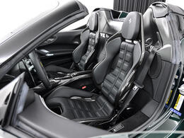 デイトナスタイルカーボンファイバーレーシングシートを選択しております。大変レーシーな仕上がりとなっております。ホールド性も良く、街乗りからサーキットまで幅広くお使いいただけます。