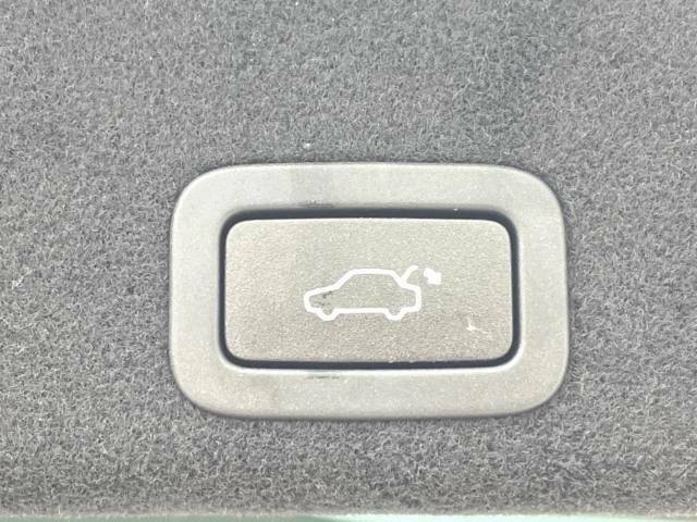 【パワーバックドア】スマートキーや運転席のボタンを押すだけでリアゲートが自動で開閉します！荷物を持っている時や、高い位置にあるバックドアを閉める際に便利な機能です。