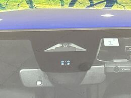 【ホンダセンシング】走行中に前方の車両等を認識し、衝突しそうな時は警報とブレーキで衝突回避と被害軽減をアシスト。より安全にドライブをお楽しみいただけます。