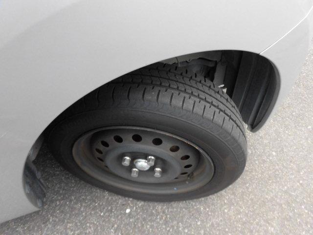 タイヤの残り溝を撮影しました☆タイヤの溝もしっかり残っていますので、安心して走行可能です（＾＾）/