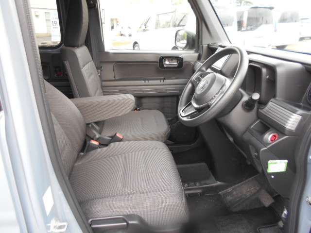 体が沈み込まないちょうどいい固さのシートなので、長時間の運転も疲れづらいんですよ♪足元もすっきりと広いです！