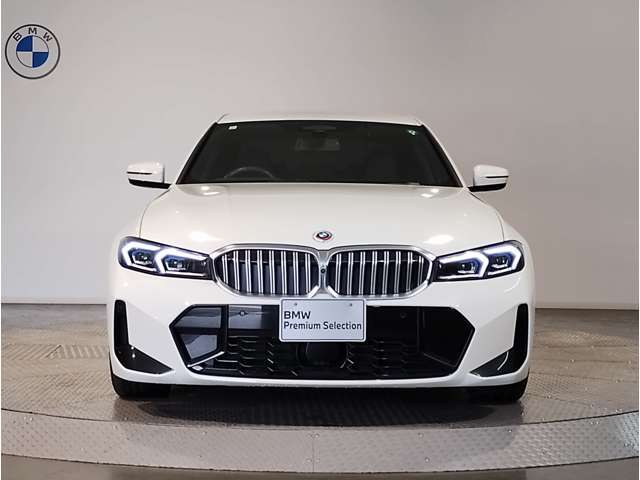 【キドニーグリル】BMWは約90年もの間、ほぼ全ての車両にひと目でBMWだと分かるこの特徴的なフロントグリルが備えられ、デザイン・アイコンとして親しまれてきました。