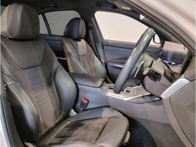 【コックピットシート】BMW車の主役席。車体中央にくる様に配置し車両重心とが一致する事でドライバーと車との一体感あるドライビングを実現。人間工学に基づき形成した形状が長時間のドライブ疲労も軽減します！