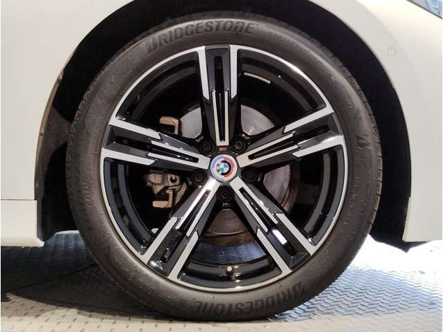 【BMWアロイホイル】軽量かつ強度に拘ったアロイホイル。走行性能ポテンシャルを引き出す設計。車の足元を引き締めてくれる大きなポイントはアロイホイルです。