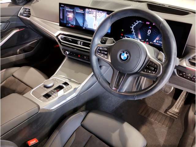 【ハンドル】ドライバーとBMW車の一体感がダイレクトに伝わるステアリングホイール。形状・太さへの拘りに加えて、操作性を高める為にスイッチ類も配置。クイックかつ安定のドライビングを体感下さい！