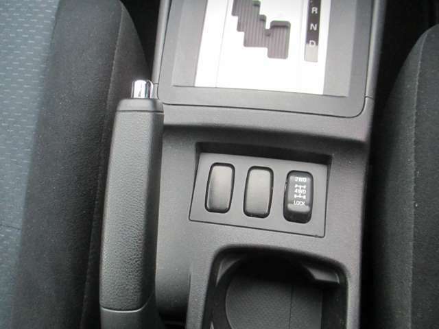 2WDと4WDの切り替えはボタン操作でできます。